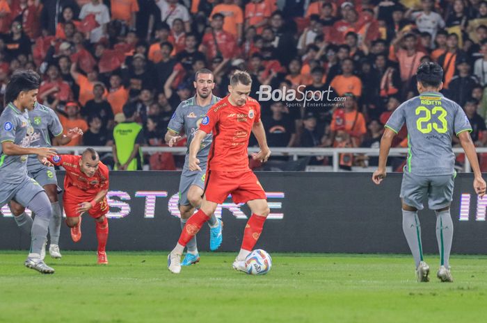 Maciej Gajos (kanan) sedang menguasai bola dan dibayangi Dusan Stevanovic (kiri) dalam laga pekan kelima Liga 1 2023 antara Persija versus Persebaya di Stadion Utama Gelora Bung Karno, Senayan, Jakarta, Minggu (30/7/2023).