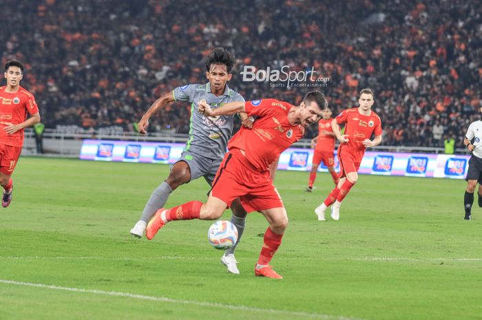 Ondrej Kudela (kanan) sedang berduel dengan Ahmad Nuri Fasya (kiri) dalam laga pekan kelima Liga 1 2023 antara Persija versus Persebaya di Stadion Utama Gelora Bung Karno, Senayan, Jakarta, Minggu (30/7/2023).