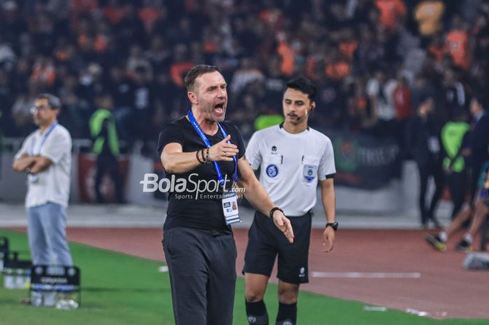 Pelatih Persija Jakarta, Thomas Doll, sedang memberikan intruksi kepada para pemainnya saat berlaga di Stadion Utama Gelora Bung Karno, Senayan, Jakarta, Minggu (30/7/2023).