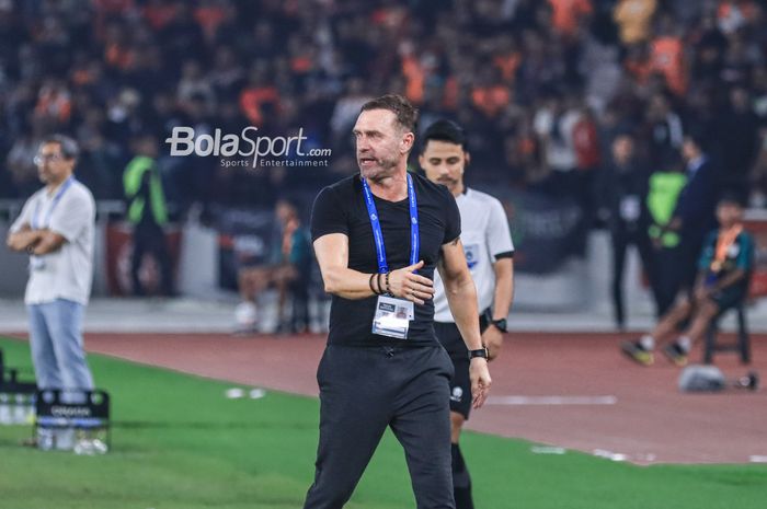 Pelatih Persija Jakarta, Thomas Doll, sedang memantau para pemainnya saat berlaga di Stadion Utama Gelora Bung Karno, Senayan, Jakarta, Minggu (30/7/2023).