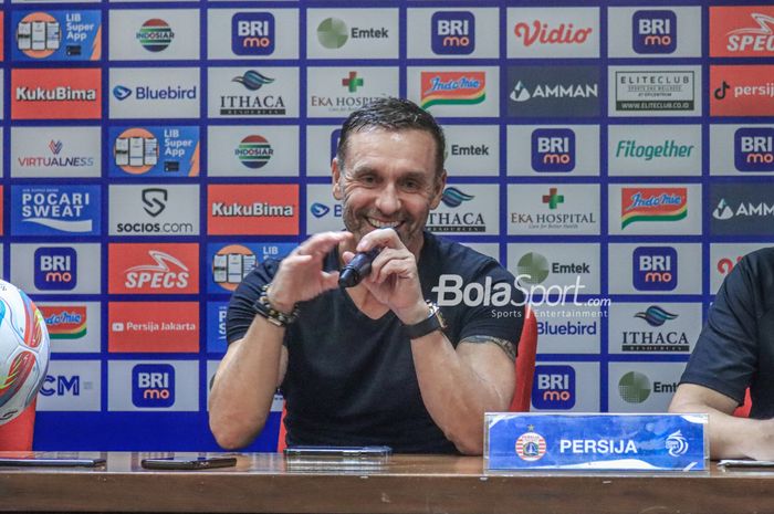 Pelatih Persija Jakarta, Thomas Doll, sedang memberikan keterangan kepada awak media di Media Center Stadion Utama Gelora Bung Karno, Senayan, Jakarta, Minggu (30/7/2023).