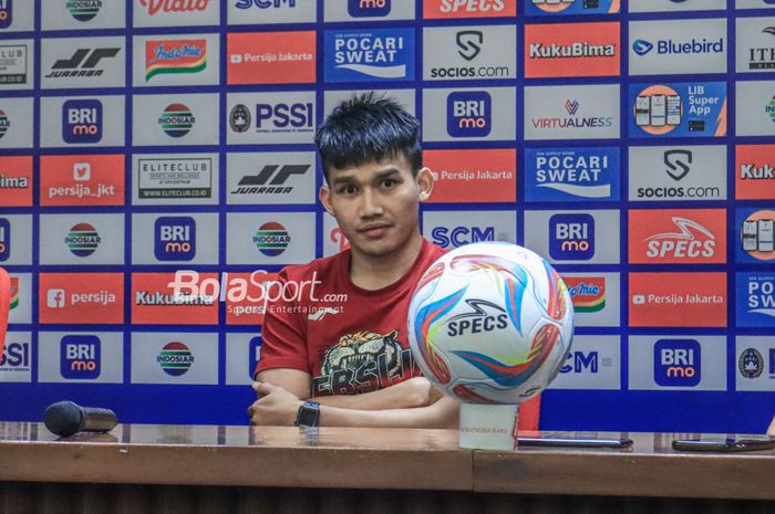 Pemain Persija Jakarta, Witan Sulaeman, saat hadir dalam sesi jumpa pers di Media Center Stadion Utama Gelora Bung Karno, Senayan, Jakarta, Minggu (30/7/2023).