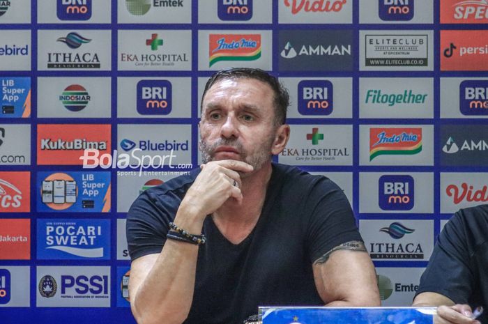 Pelatih Persija Jakarta, Thomas Doll, saat hadir dalam sesi jumpa pers di Media Center Stadion Utama Gelora Bung Karno, Senayan, Jakarta, Minggu (30/7/2023).