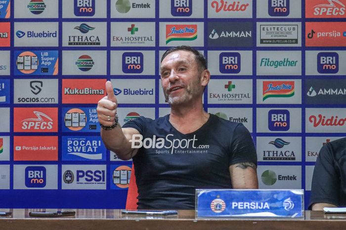 Pelatih Persija Jakarta, Thomas Doll, sempat mengancungi jempol saat hadir dalam sesi jumpa pers di Media Center Stadion Utama Gelora Bung Karno, Senayan, Jakarta, Minggu (30/7/2023).