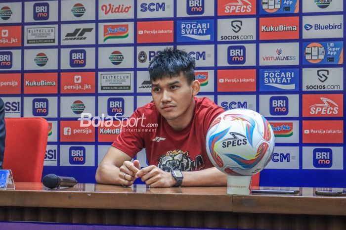 Pemain Persija Jakarta, Witan Sulaeman, saat hadir dalam sesi jumpa pers di Media Center Stadion Utama Gelora Bung Karno, Senayan, Jakarta, Minggu (30/7/2023).