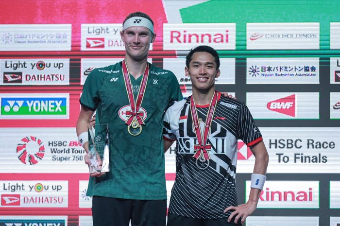 Jonatan Christie (Indonesia) berpose bersama Viktor Axelsen (Denmark) pada podium Japan Open 2023, di Yoyogi 1st Gymnasium, Tokyo, Jepang, Minggu (30/7/2023).