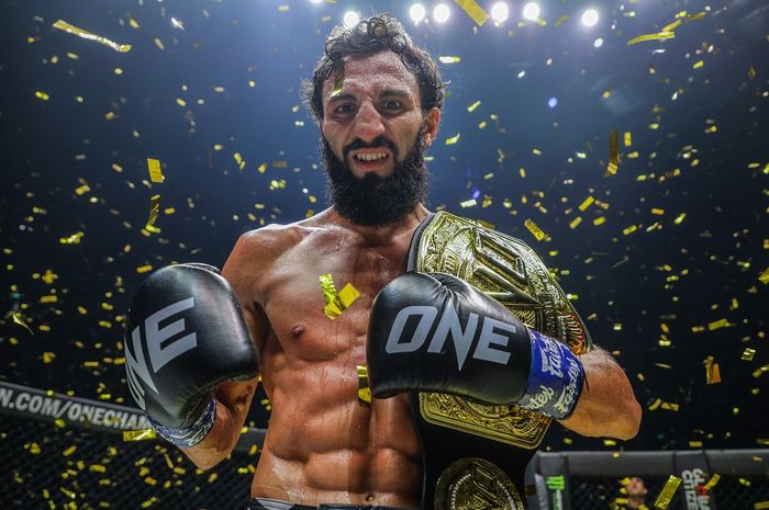 Chingiz Allazov menjadi penguasa baru di kelas bulu kickboxing ONE Championship usai menumbangkan Superbon di ONE Fight Night 6.