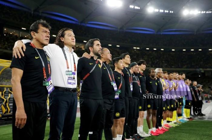 Kim Pan-gon (kedua dari kiri) memimpin Timnas Malaysia.