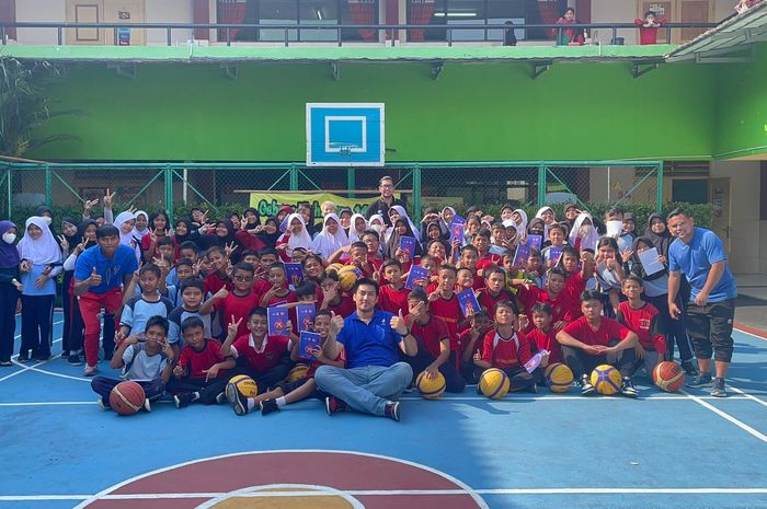 Siswa-siswa SDN Cempaka Putih Barat 17 berpose dengan mantan anggota timnas basket Indonesia, Ronaldo Sitepu dalam kampanye jelang FIBA World Cup 2023, Rabu (1/8/2023).