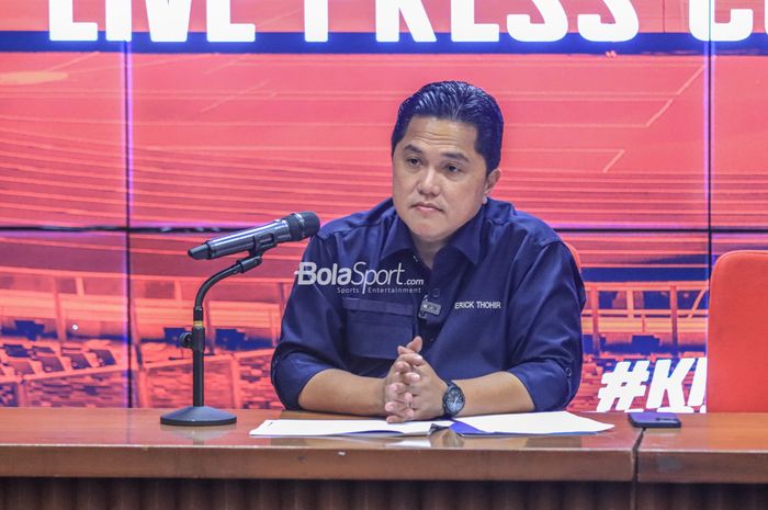 Ketua Umum PSSI, Erick Thohir, sedang memberikan keterangan kepada awak media di Media Center Stadion Utama Gelora Bung Karno, Senayan, Jakarta, Rabu (2/8/2023).