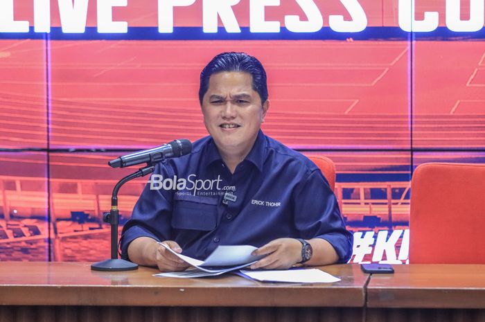 Ketua Umum PSSI, Erick Thohir, sedang memberikan keterangan kepada awak media di Media Center Stadion Utama Gelora Bung Karno, Senayan, Jakarta, Rabu (2/8/2023).