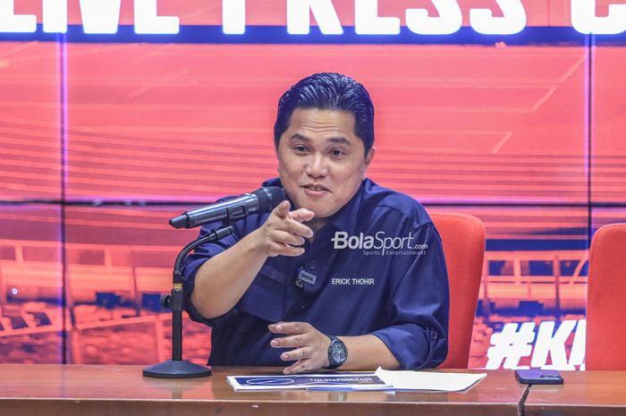 Ketua Umum PSSI, Erick Thohir, sedang memberikan keterangan kepada awak media di Media Center Stadion Utama Gelora Bung Karno, Senayan, Jakarta, Rabu (2/8/2023).