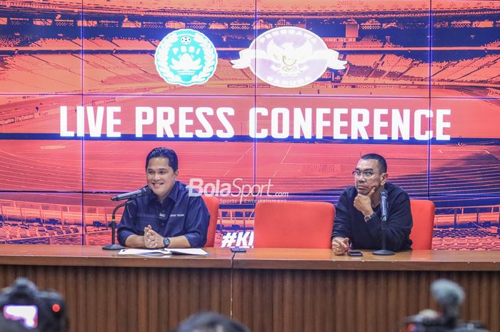 Ketua Umum PSSI, Erick Thohir (kiri) dan Anggota Komite Eksekutif (Exco) PSSI, Arya Sinulingga, sedang memberikan keterangan kepada awak media di Media Center Stadion Utama Gelora Bung Karno, Senayan, Jakarta, Rabu (2/8/2023).