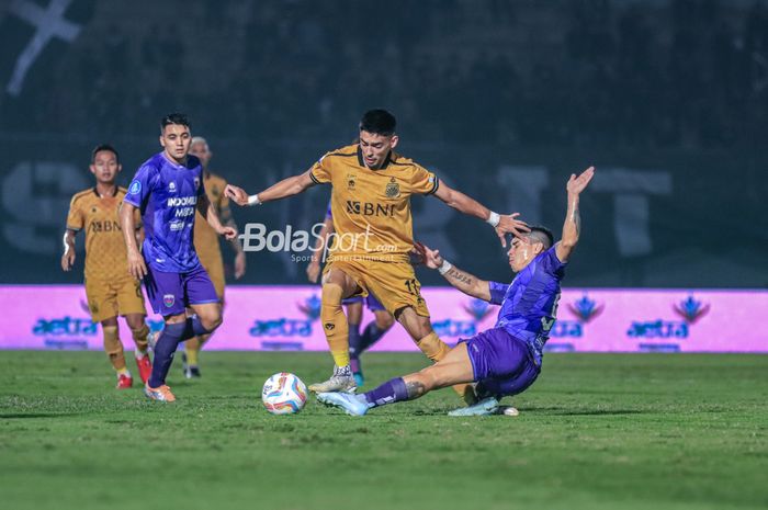 Mateo Bustos (kanan) sedang menekel bola yang dikuasai oleh Dylan Alain Lucienne De Bruycker (kiri) dalam laga pekan keenam Liga 1 2023 antara Persita versus Bhayangkara FC di Stadion Indomilk Arena, Tangerang, Banten, Kamis (3/8/2023) malam.