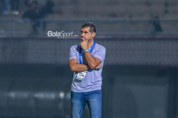 Pelatih Persita Tangerang, Luis Edmundo, sedang memantau para pemainnya bertanding di Stadion Indomilk Arena, Tangerang, Banten, Kamis (3/8/2023) malam.