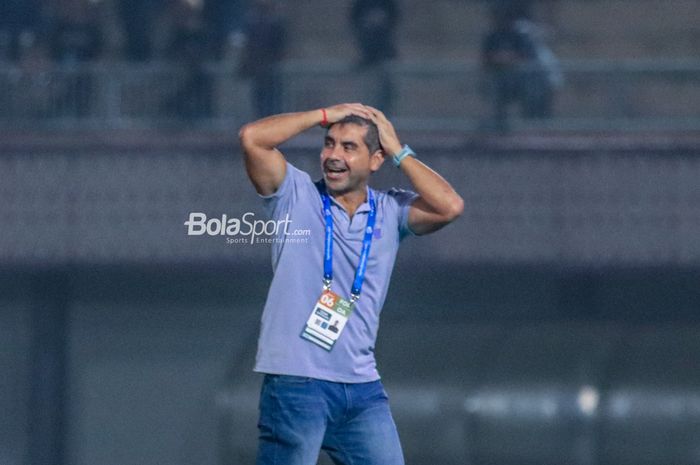 Pelatih Persita Tangerang, Luis Edmundo, sempat memegangi kepalanya saat sedang memantau para pemainnya bertanding di Stadion Indomilk Arena, Tangerang, Banten, Kamis (3/8/2023) malam.