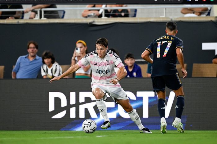 Winger Juventus, Federico Chiesa, berusaha melewati hadangan bek Real Madrid, Lucas Vazquez, dalam laga uji coba di Camping World Stadium, Orlando, AS pada Kamis (3/8/2023) pagi hari WIB.