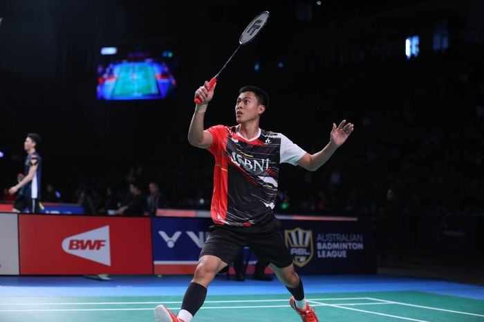 Tunggal putra Indonesia, Shesar Hiren Rhustavito, berusaha mengantisipasi bola saat pertandingan babak 16 besar Australian Open 2023 di Quaycentre, Sydney, Australia, 3 Agustus 2023.