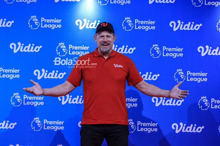 Legenda Kiper Manchester United, Peter Schmeichel, sempat tersenyum saat hadir dalam sesi jumpa pers di kawasan Senayan, Jakarta, Jumat (4/8/2023).