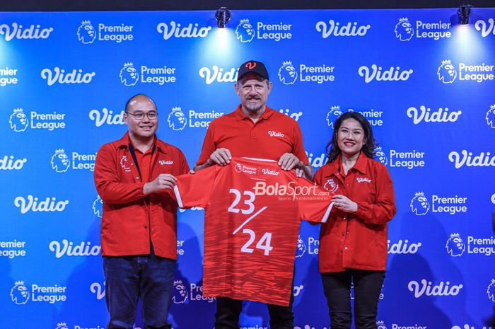 Legenda Kiper Manchester United, Peter Schmeichel (tengah), sedang berfoto dengan Hermawan Sutanto (kiri) dan Monika Rudijono (kanan) di kawasan Senayan, Jakarta, Jumat (4/8/2023).