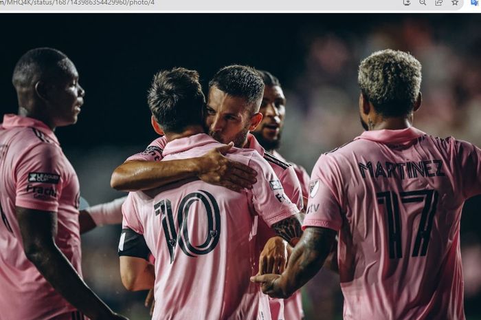 Jordi Alba memeluk Lionel Messi saat merayakan gol untuk Inter Miami dalam laga melawan Orlando City di ajang Leagues Cup 2023, Kamis (3/8/2023) pagi hari WIB.