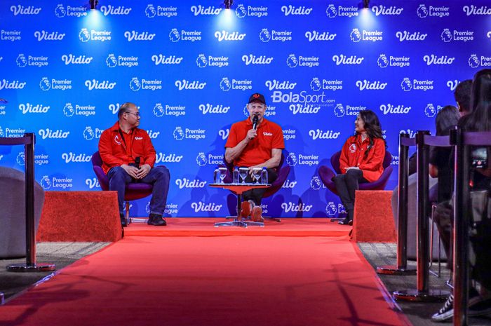 Legenda Kiper Manchester United, Peter Schmeichel (tengah), ditemani Hermawan Sutanto (Chief Operating Officer Vidio/kiri) dan Monika Rudijono (Managing Director Vidio/kanan) sedang memberikan keterangan kepada awak media ditemani  di kawasan Senayan, Jakarta, Jumat (4/8/2023).