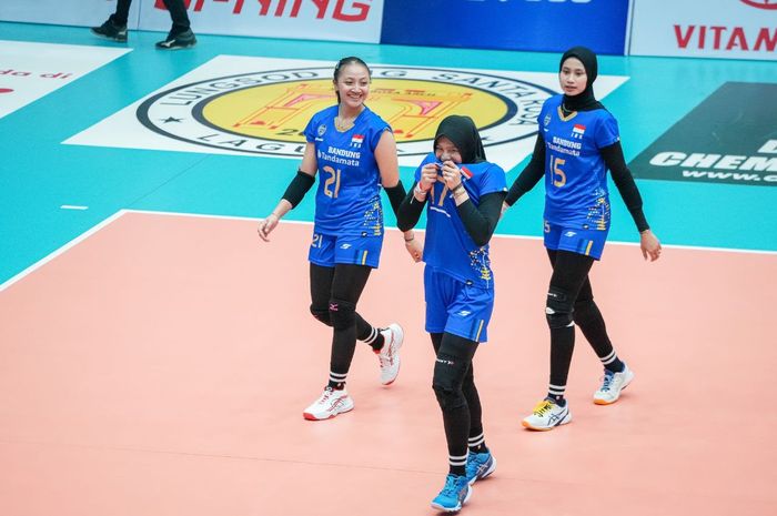 Pemain Indonesia, Wilda Siti Nur Fadilah (tengah), Aulia Suci Nufadila(kiri) dan Hanny Budiarti (kanan) saat menghadapi Thailand pada SEA V League 2023, Jumat (4/8/2023)