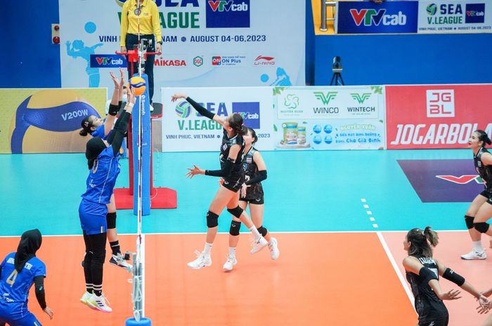 Aksi pemain Indonesia (biru) saat melawan Thailand (hitam) pada putaran pertama SEA V League 2023, Jumat (4/8/2023)