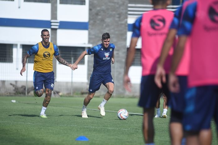 Alberto Rodriguez dan Nick Kuipers, saat menjalani sesi latihan bersama Persib Bandung.