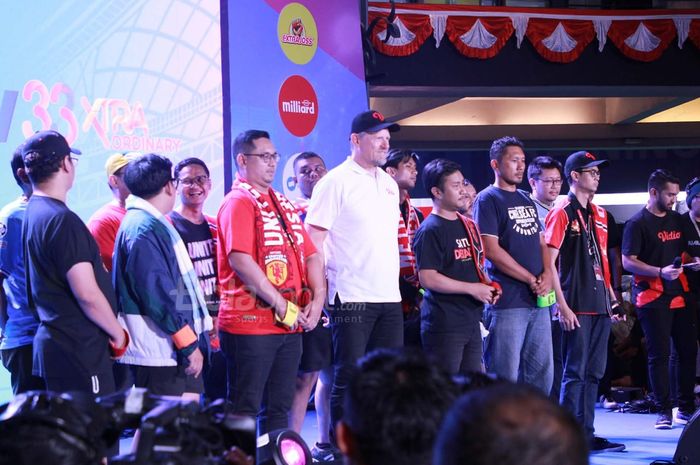 Legenda Manchester United (MU) Peter Schmeichel saat menyapa fans dalam acara Vidio Premier League Festival di Cilandak Town Square, Jakarta Selatan, Jumat (5/8/2023).