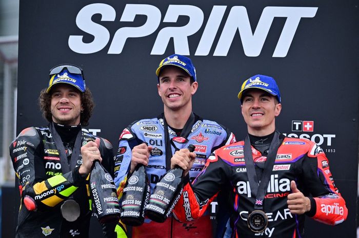 Dari kiri: runner-up Marco Bezzecchi (Mooney VR46), pemenang Alex Marquez (Gresini Racing), dan peringkat tiga Maverick Vinales (Aprilia Racing) berdiri di podium setelah sprint MotoGP Inggris 2023 di Sirkuit Silverstone, Northamptonshire, Inggris, 5 Agustus 2023.