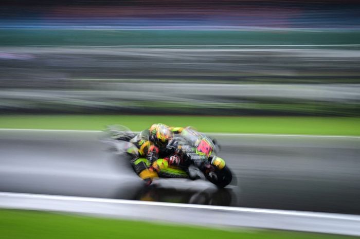 Pembalap Mooney VR46, Marco Bezzecchi, saat tampil pada latihan bebas MotoGP Inggris di Sirkuit Silverstone, Northamptonshire, Inggris, 5 Agustus 2023. Bezzecchi merebut pole position saat sesi kualifikasi pada hari yang sama. 