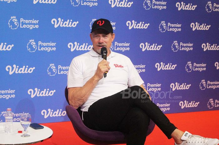 Legenda Kiper Manchester United, Peter Schmeichel, saat hadir dalam sesi round table interview di kawasan Senayan, Jakarta, Sabtu (5/8/2023).