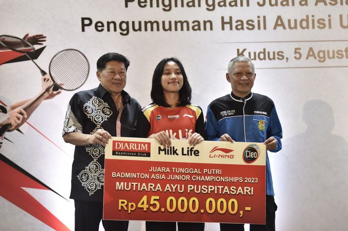 Pebulu tangkis tunggal putri Indonesia, Mutiara Ayu Puspitasari (tengah), didampingi oleh Ketua PB Djarum, Yoppy Rosimin (kiri), dan Ketua Pengkab PBSI Ngawi, Jawa Timur, Supeno (kanan), saat menerima bonus dari PB Djarum setelah Raih Juara Tunggal Putri di Asia Junior Championships 2023, Sabtu (5/8/2023)