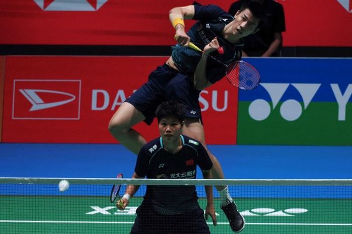 Pasangan ganda campuran China, Feng Yan Zhe/Huang Dong Ping, pada semifinal  Japan Open 2023 di Yoyogi National Gymnasium, Sabtu (29/7/2023).