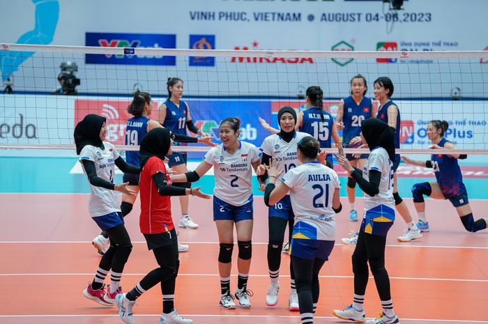 Tim voli putri Indonesia saat berlaga di ajang SEA V League 2023 di Vinh Phuc Gymnasium, Vietnam, Sabtu (5/8/2023).