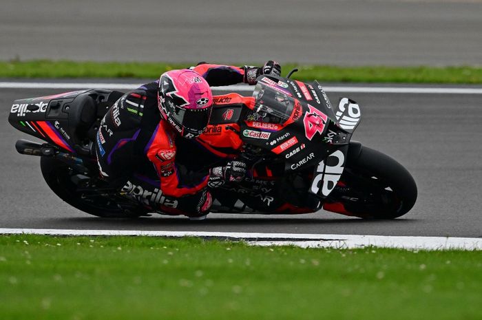 Pembalap Aprilia Racing, Aleix Espargaro, menjadi pemenang balapan MotoGP Inggris di Sirkuit Silverstone, Northamptonshire, Inggris, 6 Agustus 2023.