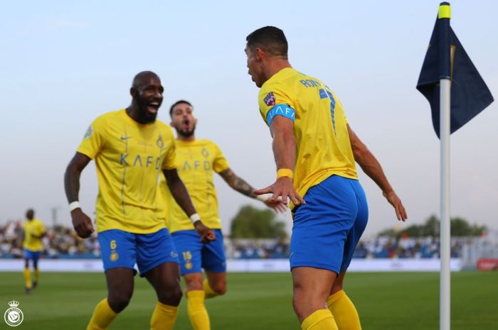 Cristiano Ronaldo merayakan gol untuk Al Nassr ke gawang Raja CA di Stadion Prince Sultan bin Abdul Aziz, Minggu (6/8/2023).