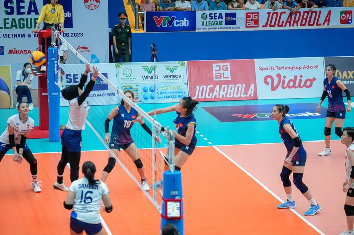 Tim voli putri Indonesia menghadapi Vietnam pada laga kedua  SEA V League 2023 di Vinh Phuc Gymnasium, Sabtu (5/8/2023).