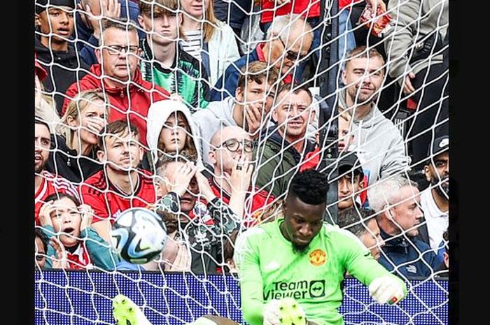 Ekspresi kiper Man United, Andre Onana, usai gawang dijebol dari tengah lapangan dalam laga menghadapi Lens, Sabtu (5/8/2023).