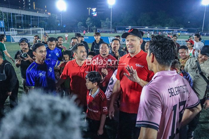 Legenda Kiper Manchester United, Peter Schmeichel (kanan), ditemani Raffi Ahmad (kiri) sedang memberikan intruksi saat acara Fun Football Selebritis FC di Pancoran Soccer Field, Jakarta, Minggu (6/8/2023) malam.