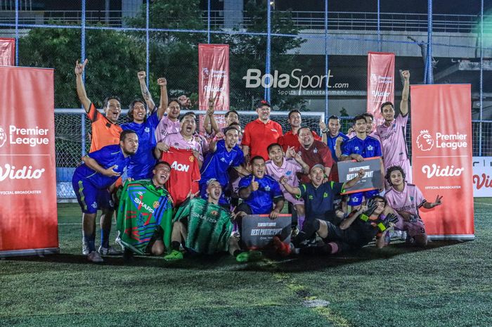 Legenda Kiper Manchester United, Peter Schmeichel, sedang berfoto dengan Selebritis FC setelah acara Fun Football di Pancoran Soccer Field, Jakarta, Minggu (6/8/2023) malam.