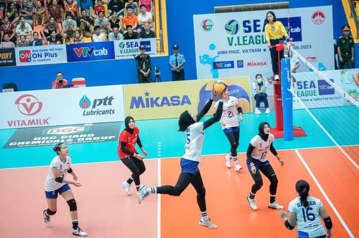 Tim voli putri Indonesia menghadapi Vietnam pada laga kedua  SEA V League 2023 di Vinh Phuc Gymnasium, Sabtu (5/8/2023).