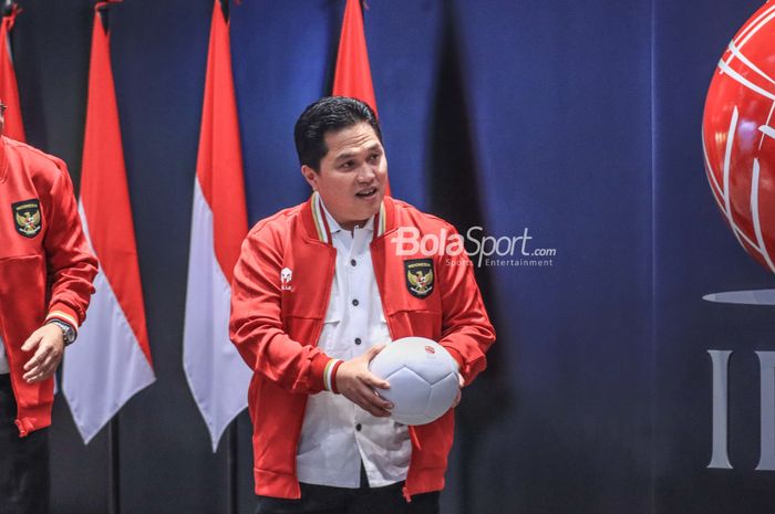 Ketua Umum PSSI, Erick Thohir, sedang memegangi bola dalam acara Yayasan Bakti Sepak Bola Indonesia di Main Hall Bursa Efek Indonesia, Senayan, Jakarta, Senin (7/8/2023). 