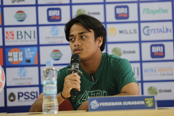 Gelandang Persebaya Surabaya, Andre Oktaviansyah saat memberi keterangan kepada awak media di Stadion Patriot Candrabhaga, Bekasi, Senin (7/8/2023).