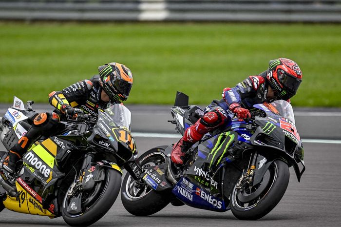 Pembalap Monster Energy Yamaha, Fabio Quartararo, berduel dengan Luca Marini (Mooney VR46) pada MotoGP Inggris di Sirkuit Silverstone, Inggris, Minggu, 6 Agustus 2023