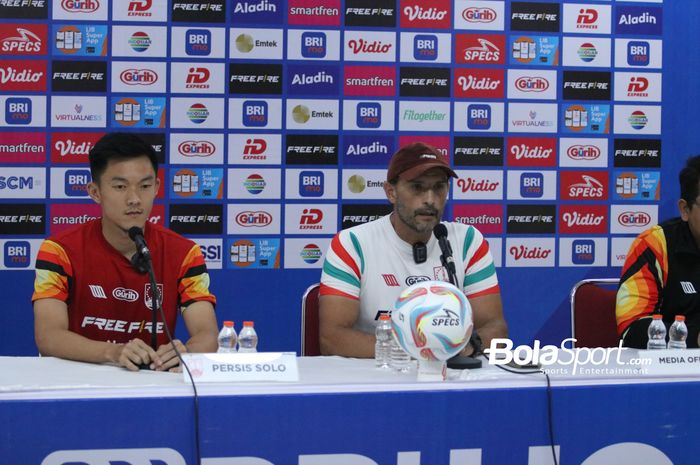 Pelatih Persis Solo, Leonardo Medina dan perwakilan pemain Sutanto Tan dalam jumpa pers jelang laga lawan Persib Bandung di Stadion Manahan, Solo, Senin (7/8/2023)