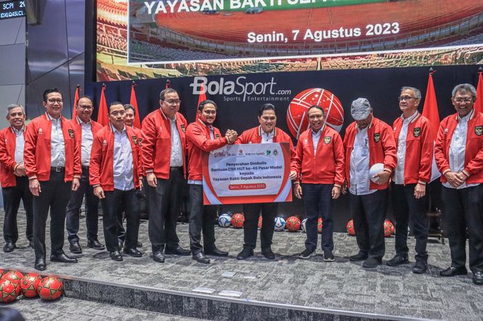 Ketua Umum PSSI, Erick Thohir (tengah) beserta jajaran lainnya sedang berfoto bersama sebagai simbolis pemberian bantuan CSR untuk Yayasan Bakti Sepak Bola Indonesia di Main Hall Bursa Efek Indonesia, Senayan, Jakarta, Senin (7/8/2023). 