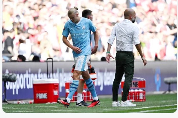 Striker Manchester City, Erling Haaland, ditarik keluar setelah tidak mencetak gol dalam laga Community Shield melawan Arsenal, Minggu (6/8/2023) di Wembley. 