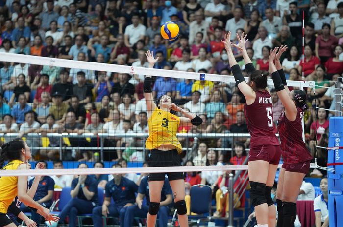 Kapten timnas voli putri Vietnam,  Tran Thi Thanh Thuy, melepaskan spike saat menghadapi Thailand pada laga terakhir putaran pertama SEA V League 2023 di Vinh Phuc Gymnasium, Minggu, 6 Agustus 2023